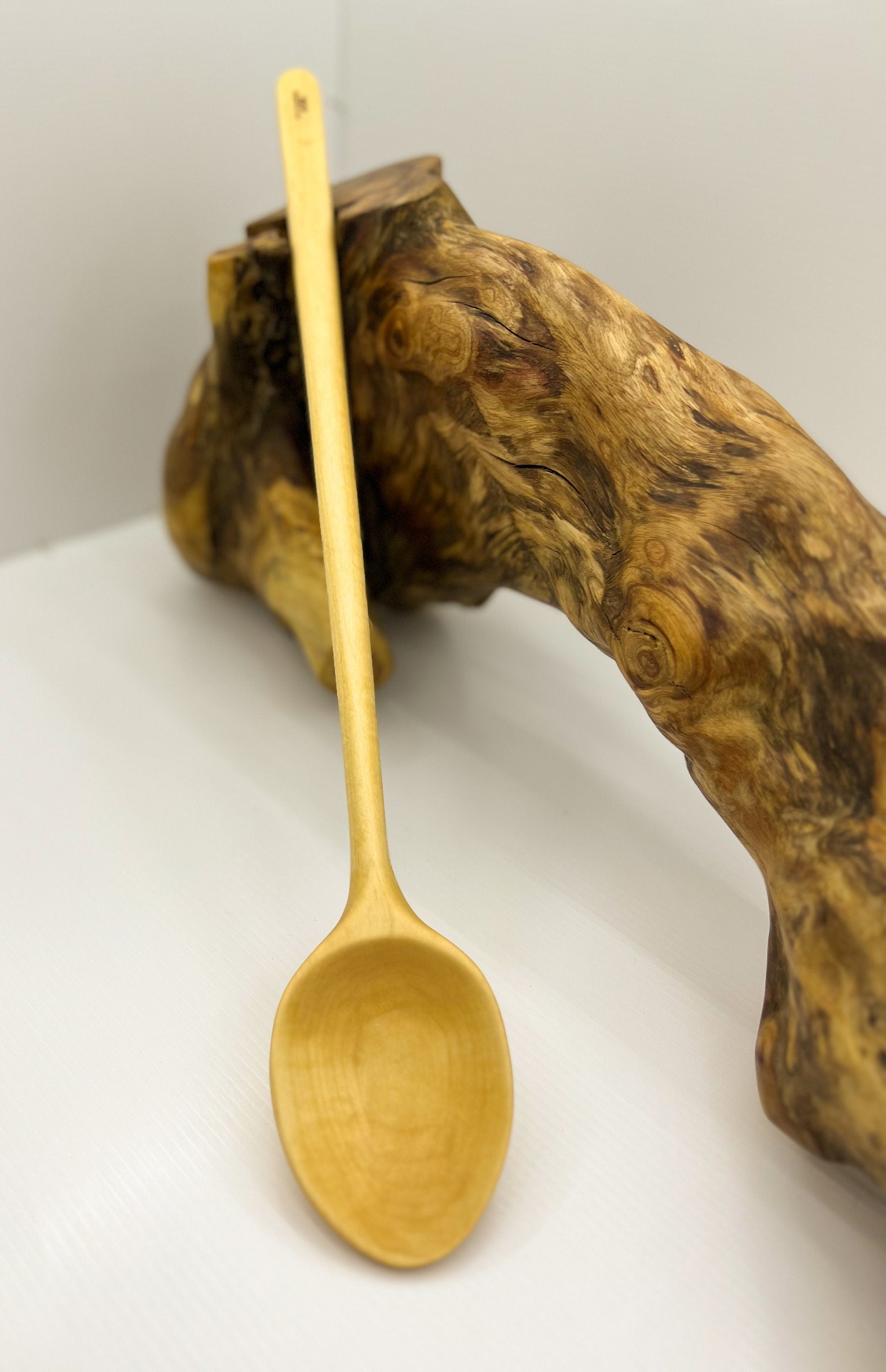Cuillère artisanale à long manche en bois de tilleul 47 cm