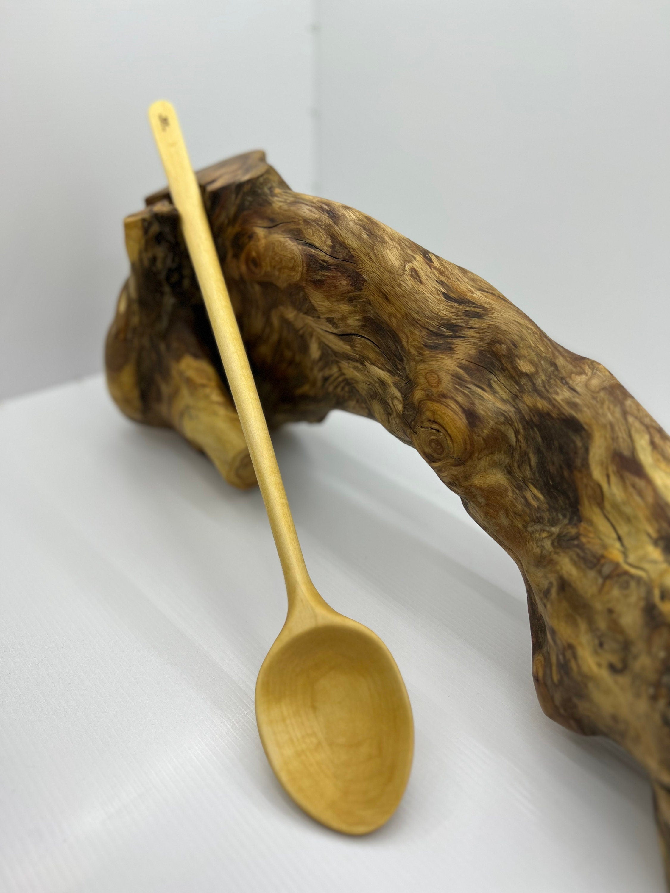 Cuillère artisanale à long manche en bois de tilleul 47 cm